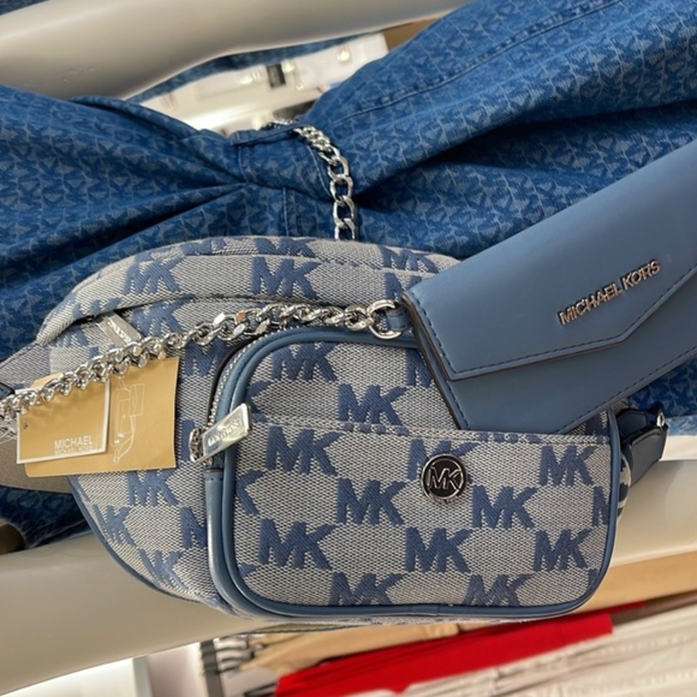 MICHAEL KORS
Maisie Large Logo 2-in-1 Sling Waist Fanny Pack Crossbody
Denim